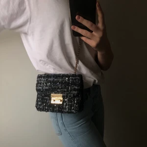 Mink väska - Säljer den här superfina väskan då den inte kommer till användning, köpt för något år sedan men knappt använd så skulle säga att den är i nyskick✨ frakten är inte inräknad i priset✨ För mer info skriv i PM