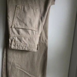BEIGA JEANS - Säljer dom här beiga jeansen som jag köpt här på plick då dom inte passar mig. Det står 36 i jeansen men jag skulle säga att det passar en 38 också. Jag har aldrig använt dom och dom verkar inte vara i så använt skick från den tidigare ägaren🤍 Frakten är ej inräknad i priset                                För mer info skriv i PM