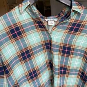 En oversized skjorta i rutigt färgat mönster och korta ärmar, mycket fint skick! 🤎