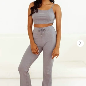 Lounge underwear  - Ett grått sett från lounge underwear i storlek xs men anpassar sig till kroppen så passar både xs och s. Den är oanvänd och sitter väldigt snyggt och formar kroppen jätte fint. 