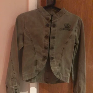 WSCT jacka kakigrön xs - WSCT jacka med strass på baksidan så annorlunda och snygg. 😜Cool modell och knäppning är så häftig dessutom ett tryck på ryggen. 🤪Aldrig använd nyskick.🥰 Vår-sommar-höstjacka🙋‍♀️. ☀️