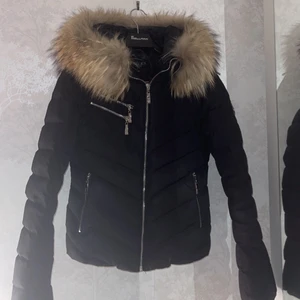 Hollies vinterjacka med äkta päls  - Några år gammal hollies vinterjacka med äkta päls i storlek XS/34. I jättebra skick. Lite smink fläckar på kragen, kan tvätta den innan leverans. 