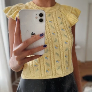 Gul Topp💛 - Gul söt topp ifrån zara! Använd 1 gång, köparen står för frakten!💛💛