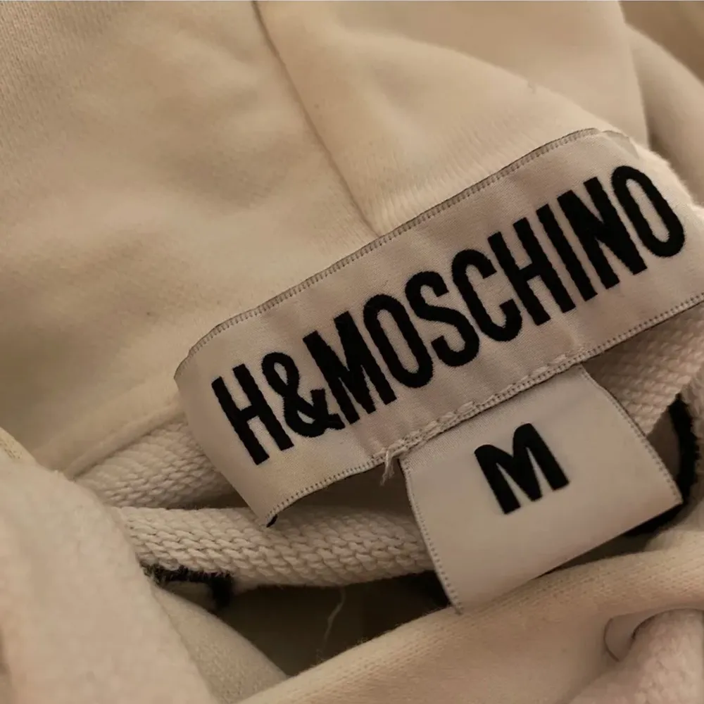 En hoodie från H&Ms collection med Moschino. Verkligen as snygg! Storleken är M men passar mig som brukar ha XS/S jätte bra oversized, kostar cirka 1000-1500 ny. . Hoodies.