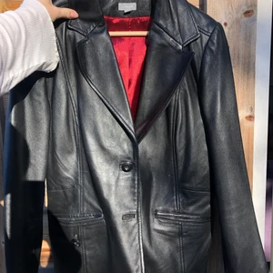 Skinnjacka  - Skinnjacka/kappa (inte äkta) strl 44 men passar xs-m beroende på hur man vill att den ska sitta💗