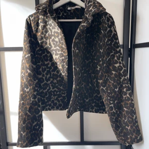 Leopardjacka - Säljer denna supersnygga leopardjacka i storlek M. Jackan är i bra skick! Skriv för fler bilder! 