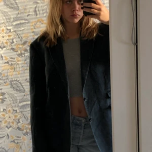 Oversized Blazer - Mörkblå oversized blazer!! Materialet påminner lite om jeans. 