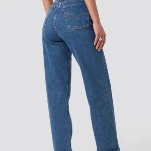 Levis ribcage straight ankle - Säljer mina levis jeans i modellen ribcage straight ankle. knappt andvända då jag fick de på sommaren och har sedan dess växt ur de. Fint skick utan förstörda sömmar! Stl W26 L29. Köpta på Carlings för: 1200 Och säljes för: 450 + frakt!! Står ej för frakten och inga returer!😇 kom privat för bilder eller vid frågor💗