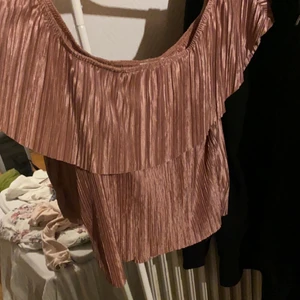 Off shoulder Topp från nly  - Nyskick, använd 1 gång, köpt från Nelly för 150kr