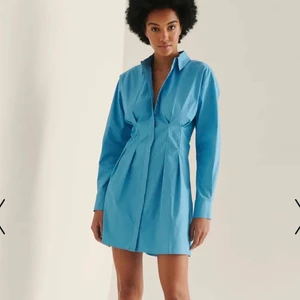 NAKD Klänning - Säljer nu denna underbara skjortklänningen från NAKD, endast använd 1 gång så den är som ny! Odinariepris är 399kr men jag säljer för 250kr. Väldigt skönt material och superfin färg! Priset kan diskuteras vid snabb affär och köparen står för frakten💓