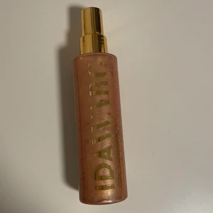 Ida Warg Shimmer Oil  - Oanvänd! Såå fin ”Dry skimmer oil” som luktar gott. Används mycket på sommaren på benen & armarna i fina outfits och på solbrun kropp. Använder även på vintern när man vill vara extra fin och shimrig. Säljs pga jag har fått dubbla uppsättningar. Originalpris: 139:- Köparen betalar frakten.