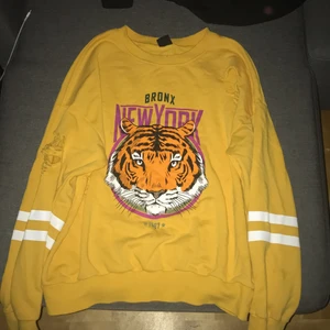 Gul sweatshirt storlek M - Säljer denna tröjan💛 tidigare köpt från ginatricot i storlek M.70 kr + frakt, går även att mötas upp om du bor i närheten🥰