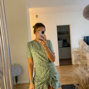 Klänning  - Somrig klänning från missguided. Använd 1 gång. Storlek 34. 60kr+frakt 