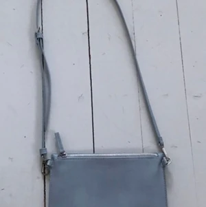 Carin Wester Kuvertväska med axelband  - Den är sparsamt använd, axelbandet är avtagbart