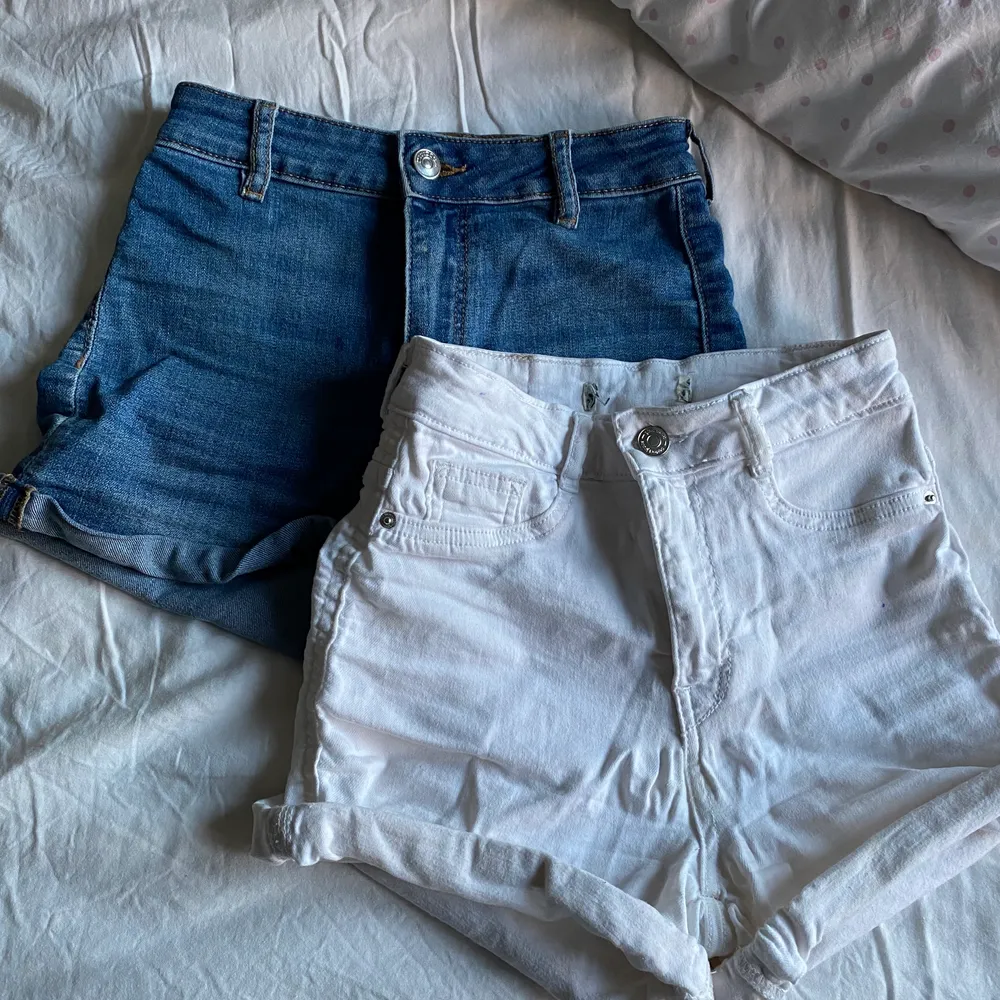 Säljer nu båda dessa shorts 50kr/st,hör av dej vid frågor eller annat 💕. Shorts.