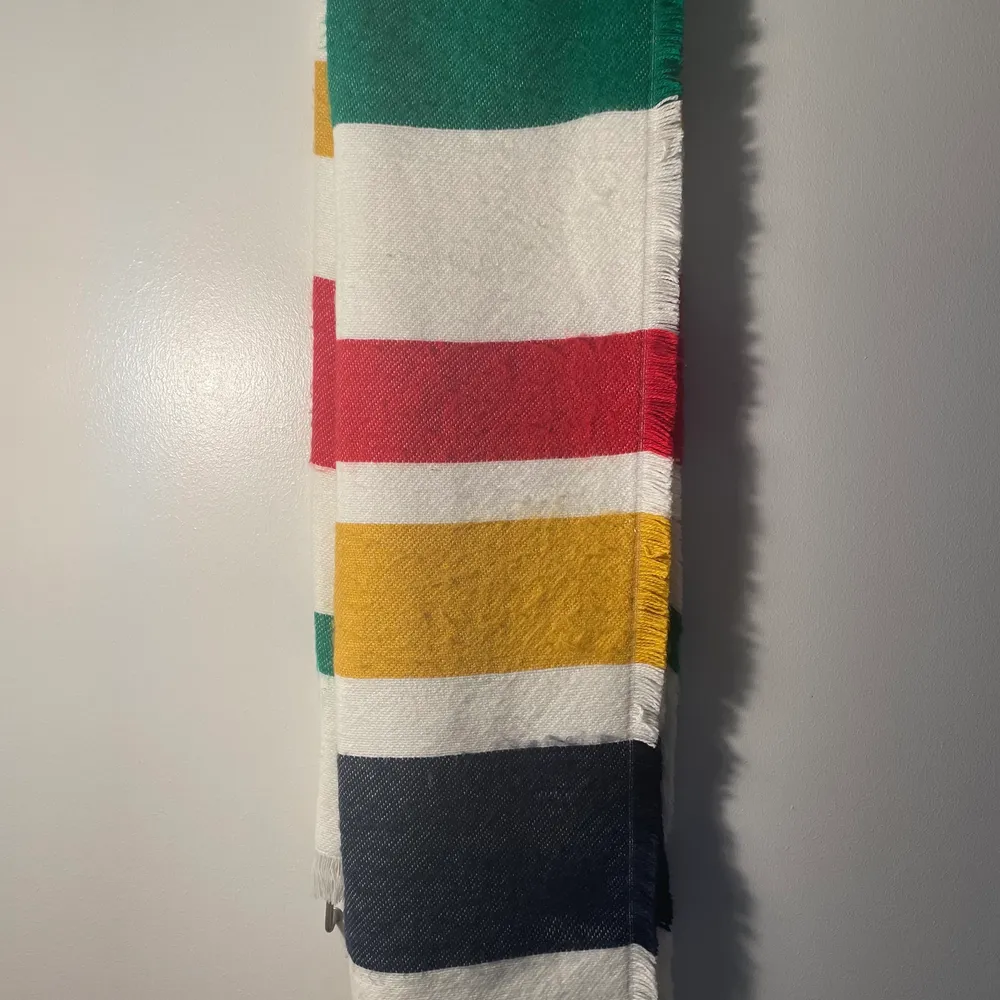 Iconic Canadian Hudson’s Bay Company (HBC) wool-blend scarf. Very long.. Accessoarer.