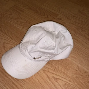 Äkta Nike keps - Köptes i somras använd runt 3 gånger. Lite smutsig men går att tvätta bort om någon köper!! Jag står inte för frakt;) inköpt för runt 200kr
