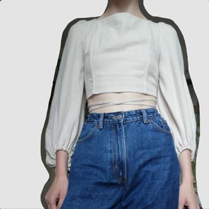 top i linne med öppen rygg ✨fri frakt✨ - top från zara i linne med öppen knytrygg. köptes i somras för 400kr men bara använd en gång. frakten ingår i priset och det är bara att skriva för fler bilder💕