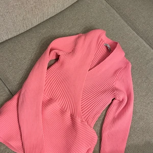 Topp - Snygg ribbad topp från fashinnova. Använd fåtal gånger. Priset är inklusive frakt 