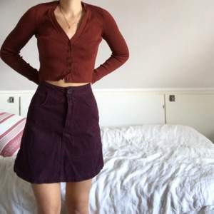 Manchester kjol från zara, storlek XS, lila/mörkröd, fint skick. 💘💘köpare står för frakt