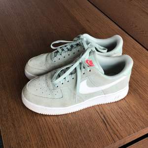 Mintgröna Nike air force i mocka. Storlek 40 (25,5 cm). Säljer dom endast för de är för små för mig, därför har det blivit som en ”grop” i hälen. Kom gärna med bud! 