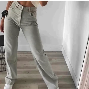 Zara jeans - Säljer mina fina jeans från zara som inte kommer till användning. Dem är i storlek 38 och är helt oanvända ömsat prövade. Köparen står för frakt och kom privat för fler bilder💖
