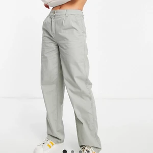 Byxor - Snygga grå/gröna mid rise byxor från Pimkie. Använt fåtal gånger. Sitter fin och är sköna💕