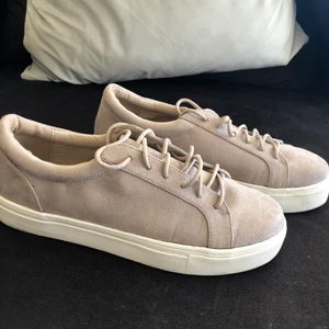NLY SHOES - Skor från Nelly i storlek 37, färgen är typ grå/beige. Använt 2 ggr så de ser ut som nya. Nypris ca 399:-. 