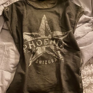 SMOG VÄST - Väst med tryck köpt secondhand. Tyvärr kommer den inte till användning. Sitter som en storlek M. Pris o frakt kan diskuteras i DM. 