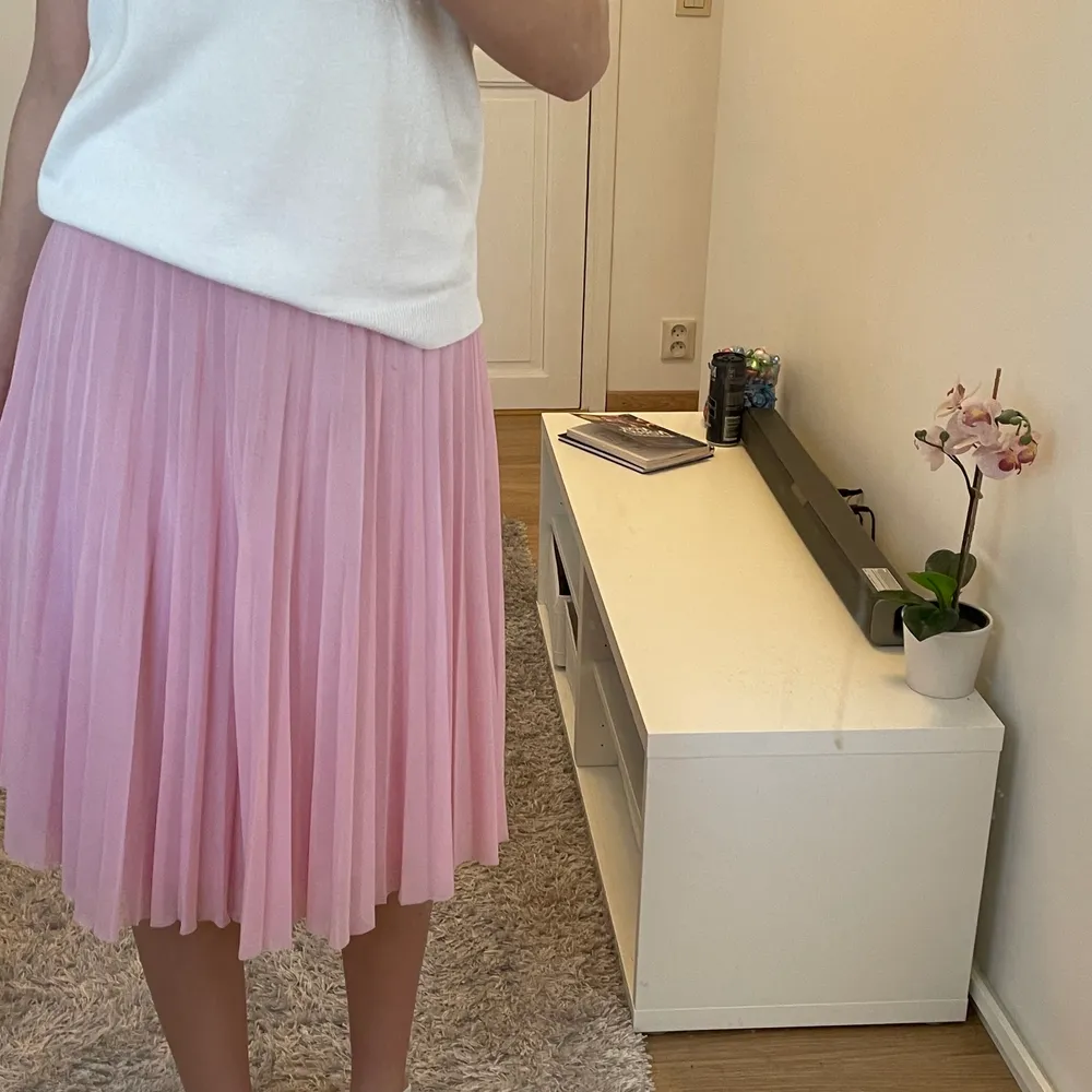 Rosa kjol från Bershka perfekt nu till sommaren. Säljer då den tyvärr inte kommer till användning.💗💗Köparen står för frakten.. Kjolar.