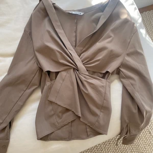 Tröja - Superfin beige skjorta från zara! Aldrig använd, perfekt skick❤️storlek S🥰 köpare står för frakt (66)
