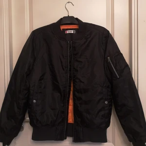 Bomberjacka clique - Bomberjacka i mycket fint skick från clique. Den är i storlek S (herr) och skulle säga att den är något oversized. Köptes för 890kr och är knappt använd. Hör av dig om du har frågor:)