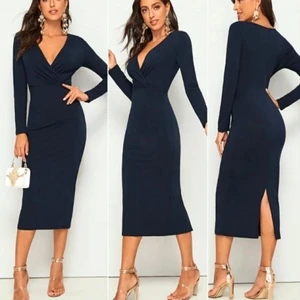 Navy midi maxi klänning XS - Marinblå midi klänning, omlott i urringning framtill. Slits baktill. Tight och stretch material. Helt ny, oanvänd!! Fraktkostnad tillkommer, betalning via swish.