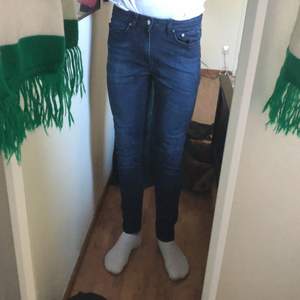 Marinblå jeans från dressman storlek 29/32 i mycket font skick. Slim fit