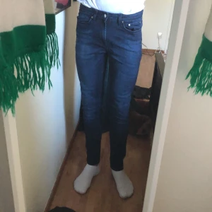 Dressman jeans - Marinblå jeans från dressman storlek 29/32 i mycket font skick. Slim fit