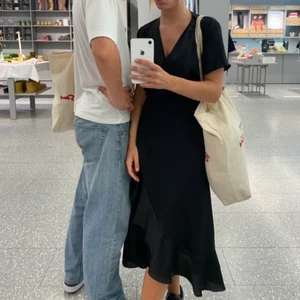 Neo noir klänning  - Jag säljer nu min fina klänning från Neo Noir. Använd fåtal gånger därför i fint skick. Köpare står för frakt. Nypris 900kr.