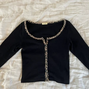 Tröja från Brandy Melville  - Snygg tröja från Brandy Melville. Använd men fortfarande fint skick! !!!KOLLA MIN BIO INNAN NI SKRIVER T MIG!!!