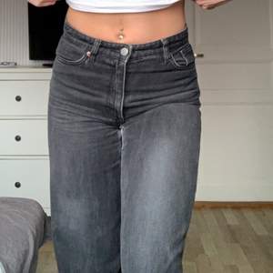 Säljer min supersnygga Yoko jeans från Monki då dom tyvärr är för korta för mig🙏:/ De har små slitningar längst ner på bakre byxbenen, därav priset!☺️❤️  OBS köparen står för frakt