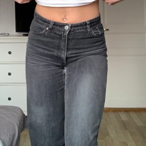 Monki yoko jeans - Säljer min supersnygga Yoko jeans från Monki då dom tyvärr är för korta för mig🙏:/ De har små slitningar längst ner på bakre byxbenen, därav priset!☺️❤️  OBS köparen står för frakt