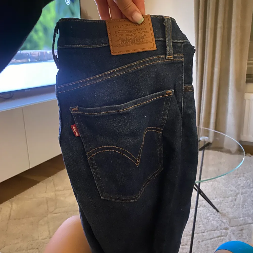 180 kr levis i storlek 28. Jeans & Byxor.