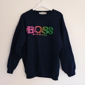 Marinblå sweatshirt  - Sweatshirt köpt second hand, modellen är lite oversize 