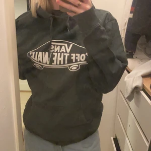 Mörkgrön vans hoodie - En hoodie från vans som endast är använd ett fåtal gånger! Den är i storleken M och har en normal passform. Den sitter otroligt skönt och är snygg på. Nypriset är 600kr! Köparen betalar för frakten!