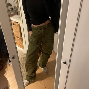 Cargopants, ZARA strl 34 - As coola cargopants från Zara i storlek 34. Använda en gång. Supersnygga!❤️‍🔥