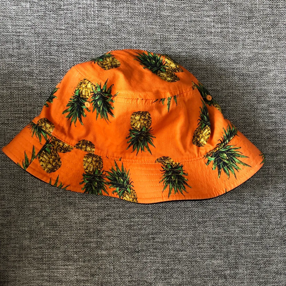 Säljer min buckethat jag köpte i Australien då den inte blir använd. Kan användas både som svart eller orange.. Accessoarer.