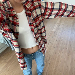Flanellskjorta  - Säljer denna balla Levis flanellskjorta i väldigt fint skick. Köpt för 600, mitt pris 275❤️