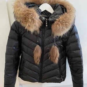 Hollies jacka svart  - Fin Hollies jacka i storlek 38. Med äkta päls 