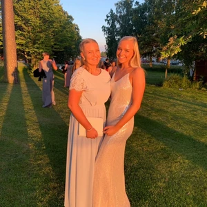 Balklänning - Säljer min guldiga paljettbalklänning som endast är använd en gång. Perfekt till bal eller annat🤩✨💕 Passar mig som är ca 172cm lång inkl klackar. Strechigt tyg!!