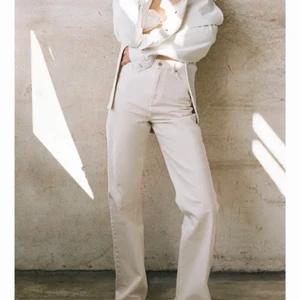 Zara jeans - Zaras populära 90’s full lenght jeans i en grå-beige färg. Har raw-cut i slutet av byxan vilket gör att man kan klippa byxorna till önskad längd. Använda en gång och är som nya. 