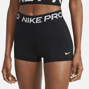 Nike pro shorts  - Fina tränings shorts i storlek S som sitter väldigt fint. Inga hål eller fläckar och säljer då dom är för små. 