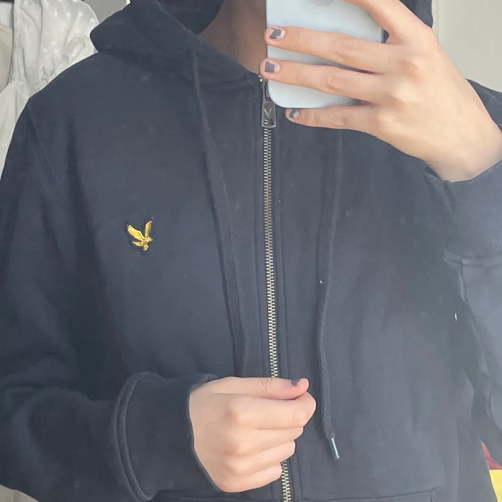 En kofta/hoddie ifrån lyle & scott i superskick, passar bra för båda kvinnor & män. (En herrtröja från början) den är i storlek S 💓. Hoodies.